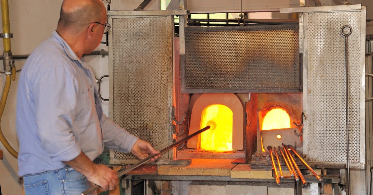 Aprire la fornace ai visitatori a Murano senza fermare la produzione