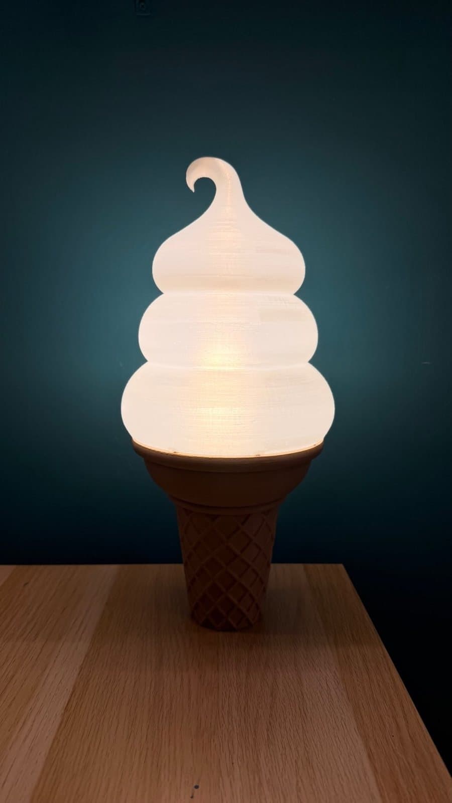 Lampada a forma di cono gelato stampata in 3D, accesa