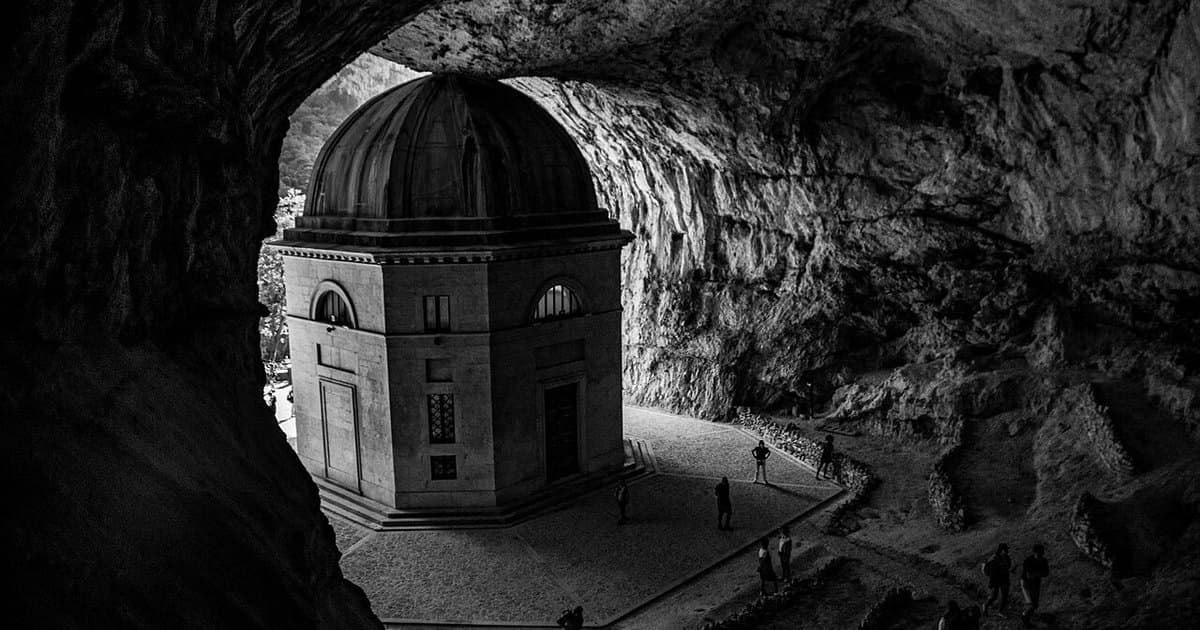 Frasassi Caves: the Visit Fills Half a Day, the Gorge Fills the Rest