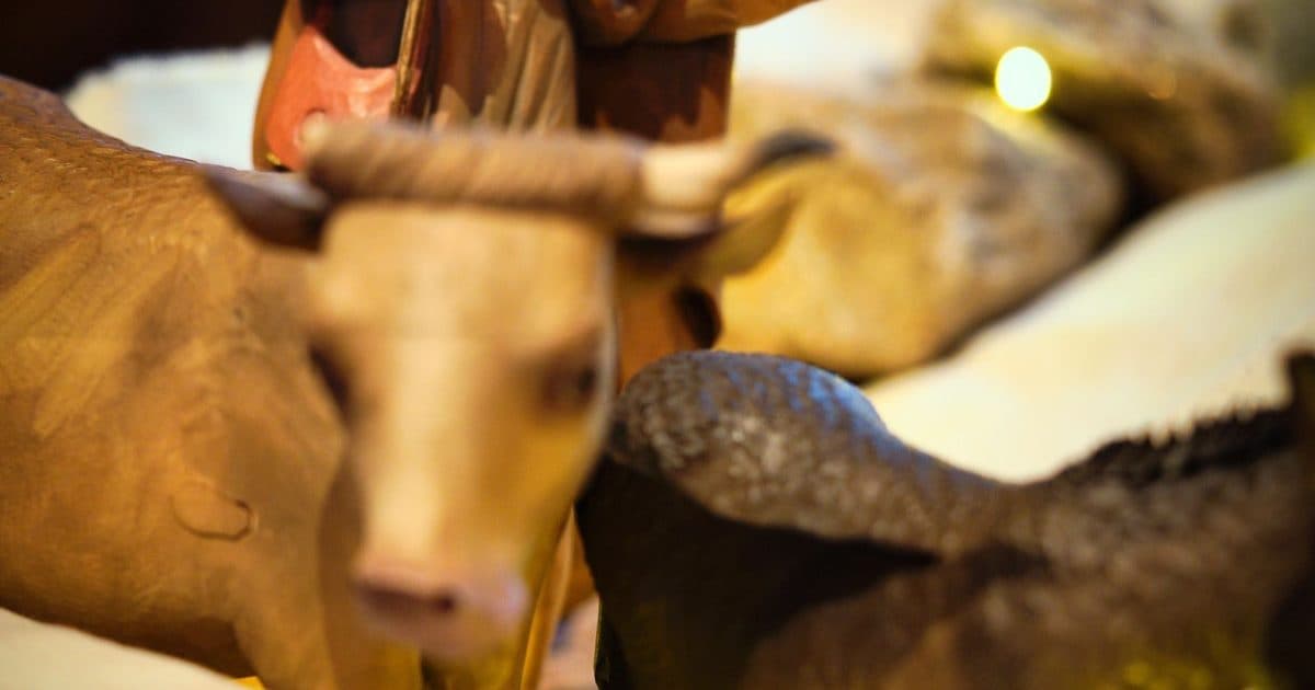 Laboratorio del presepe a Napoli: modellare un pastore a San Gregorio Armeno