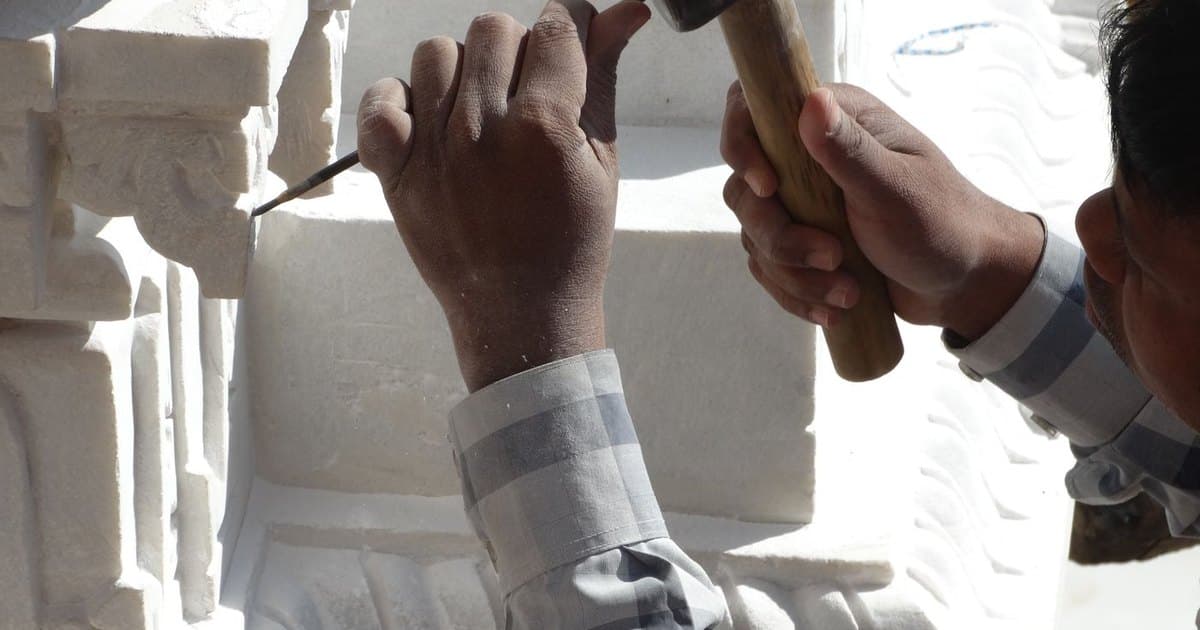 Sant'Ippolito, il paese degli scalpellini: leggere la pietra sulle facciate di casa
