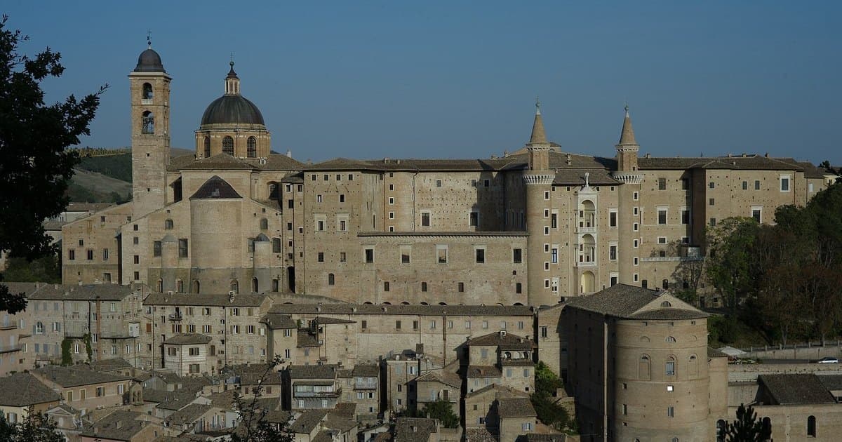 Studiare a Urbino: cosa fare fuori dalle lezioni, fra Palazzo Ducale, colline e laboratori