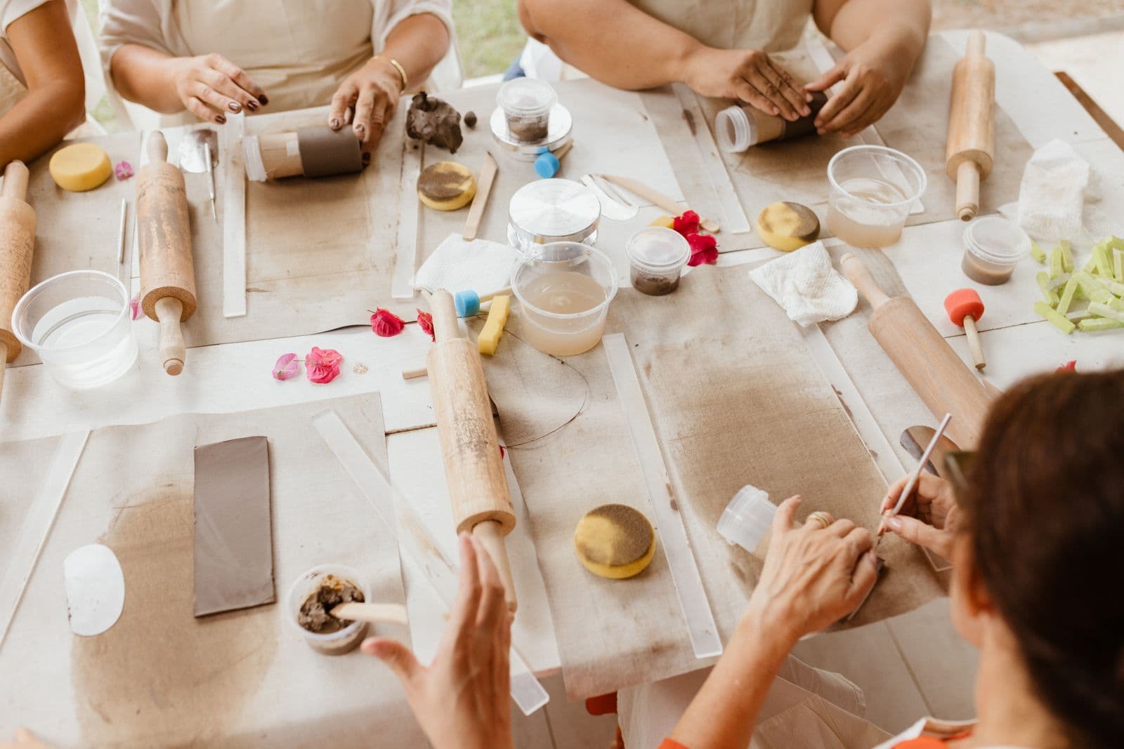 Team building creativo a Milano: perché le mani battono l'escape room e l'aperitivo obbligatorio