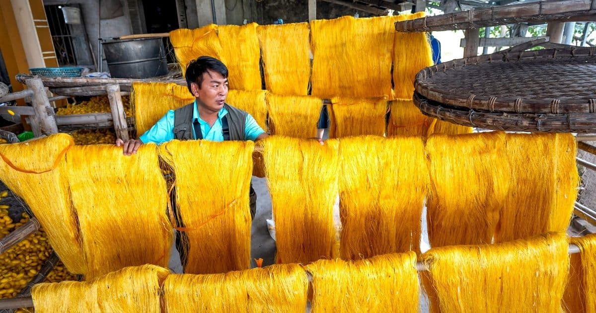 Como silk: where to try a silk dyeing and printing workshop